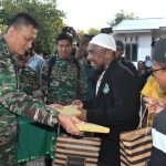 Pangdam IX/Udayana Serahkan Bantuan Alkitab dan Al Qur’an kepada Tokoh Agama di Desa Sumlili