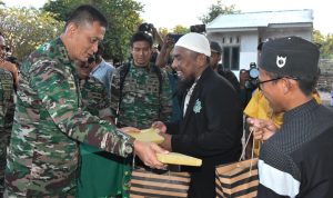 Pangdam IX/Udayana Serahkan Bantuan Alkitab dan Al Qur’an kepada Tokoh Agama di Desa Sumlili