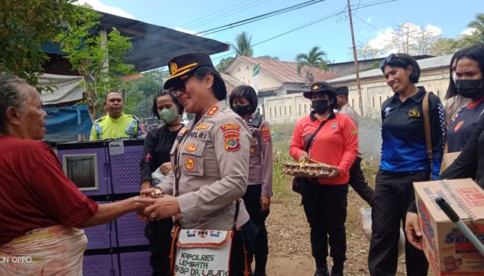 Sambut Hari Jadi ke-75, Polisi Wanita di Polres Lembata Berbagi Kasih dengan Ibu Fransiska Barek