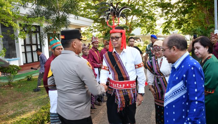 Kapolda NTT Sambut Kedatangan Penjabat Gubernur di Bandara El Tari Kupang