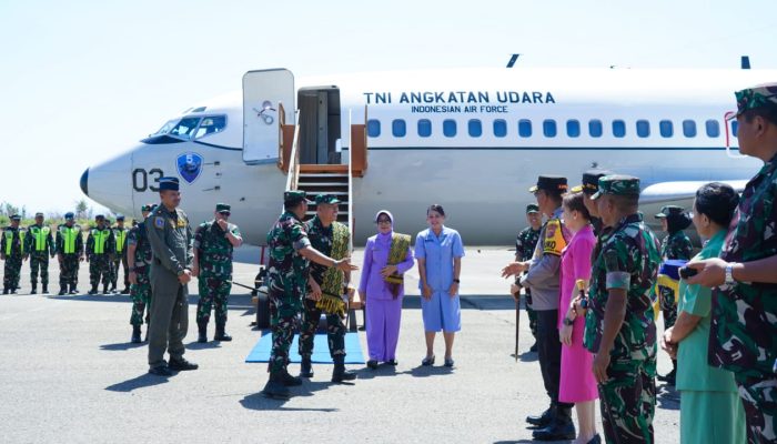 Danrem 161/WS Sambut Kedatangan Pangkogabwilhan II di Lanud El Tari Kupang