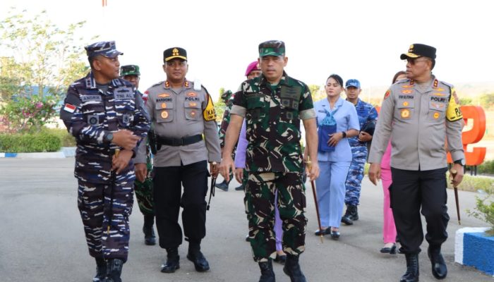 Kapolda NTT Dampingi Pangkogabwilhan II Kunjungi Pos Satgas Pulau Terluar di Rote Ndao