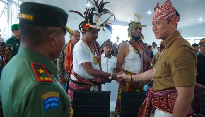 Danrem 161/Wira Sakti Dampingi Menteri AHY Serahkan 500 Sertifikat Tanah