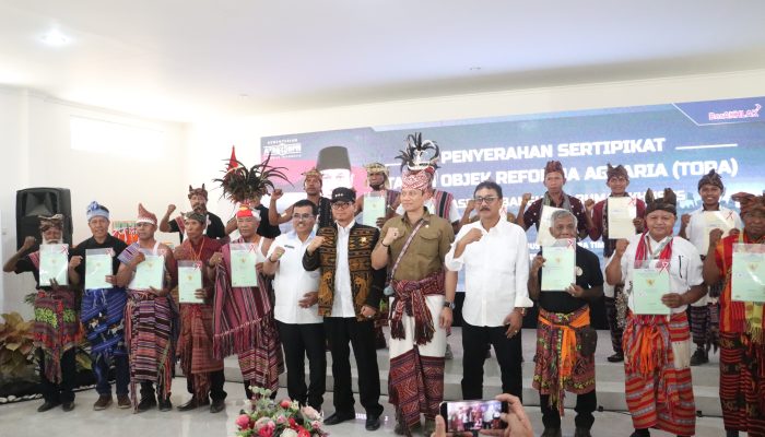 Gubernur NTT Dampingi Menteri ATR/BPN RI Serahkan Serifikat TORA untuk Warga Eks Timor Timur