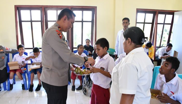 Kapolda NTT Berbagi Kasih di Gereja dan Panti Asuhan