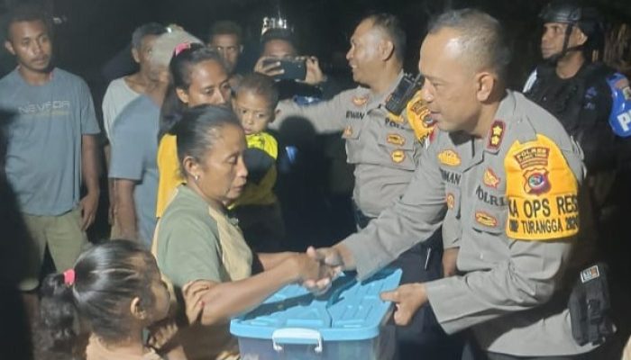 Kapolres Flotim Serahkan Bantuan Sembako kepada Korban Bentrok di Desa Bugalima