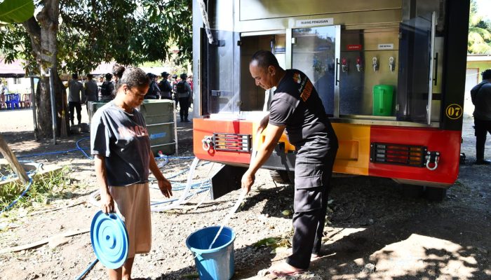 Polda NTT Beri Bantuan Air Bersih Siap Konsumsi untuk Warga Desa Bugalima