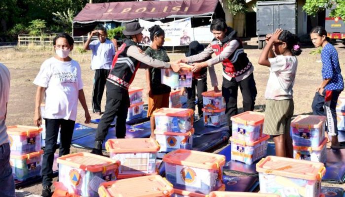 Polwan Polda NTT Berbagi Kasih dengan Warga Desa Bugalima