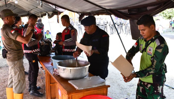 TNI-Polri Siapkan Ratusan Makanan Siap Saji untuk Warga Desa Bugalima Flores Timur