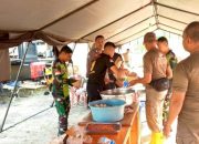 Gandeng TNI, Polda NTT Hadirkan Ratusan Porsi Makanan untuk Warga Adonara Terdampak Konflik