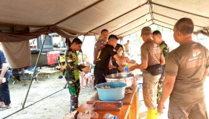 Gandeng TNI, Polda NTT Hadirkan Ratusan Porsi Makanan untuk Warga Adonara Terdampak Konflik