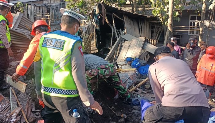 Gerak Cepat Polres Flotim Bantu Korban Erupsi Gunung Lewotobi