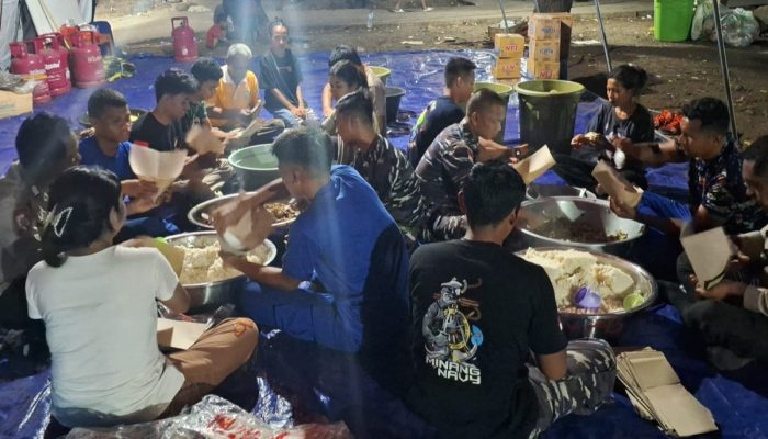 Kepedulian Personel Polres Flotim dan BKO Polda NTT di Tengah Kepanikan Pengungsian Akibat Erupsi Gunung Lewotobi