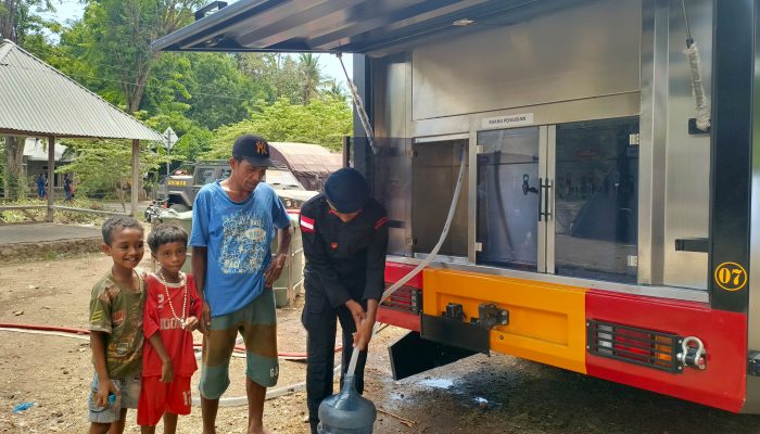 Satbrimob Polda NTT Beri Bantuan Air Bersih bagi Korban Erupsi Gunung Lewotobi di Flores Timur