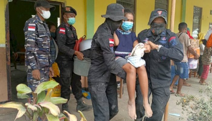 Brimob Polda NTT Bantu Korban Erupsi Gunung Lewotobi Flores Timur