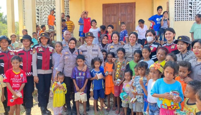 Polwan Polda NTT Ajak Anak-Anak Terdampak Erupsi Gunung Lewotobi Bernyanyi,