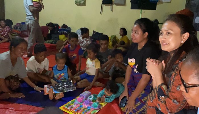 Ketum Bhayangkari Hibur dan Berikan Mainan untuk Anak-Anak Korban Erupsi Gunung Lewotobi