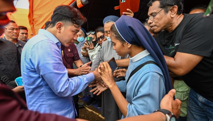 Pj. Gubernur NTT Bersama Wakil Presiden RI Tinjau Posko Pengungsian Erupsi Gunung Lewotobi Laki-Laki