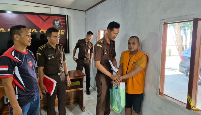 Kejari Lembata Terima Tersangka CA dan Barang Bukti Tahap II Kasus Penyiraman Air Keras