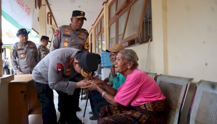 Tinjau Posko Pengungsian Lewolaga, Kapolri Semangati Lansia yang Sakit