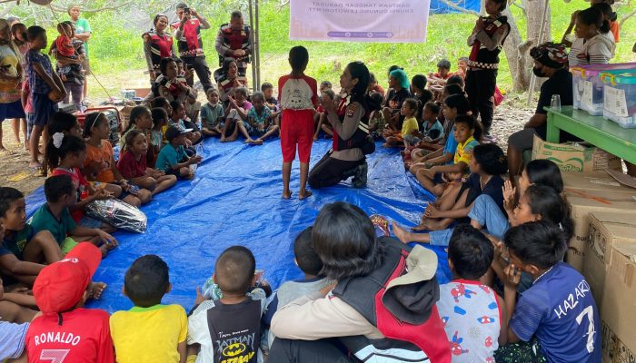 Polwan Polda NTT Bawa Senyum dan Harapan bagi Anak-Anak Pengungsi di Desa Pululera Flotim