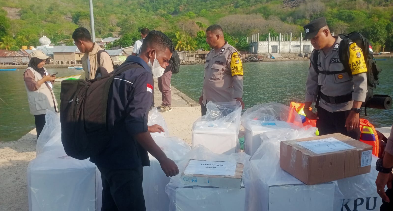 Polres Sikka Pastikan Logistik Pilkada Aman hingga Kepulauan