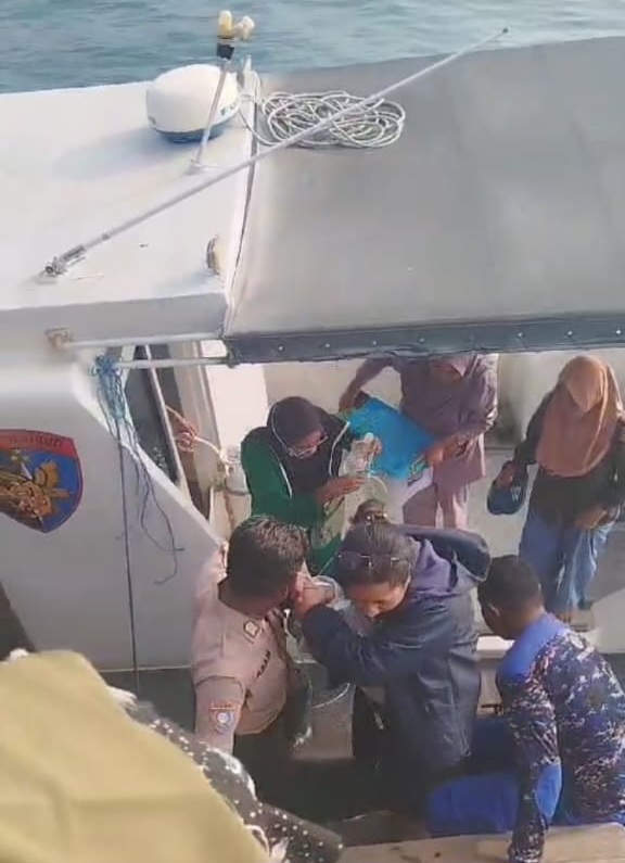 Aksi Heroik Satpolair Polres Ende Bantu Evakuasi Pasien Rujuk Gawat Darurat Di Tengah Laut