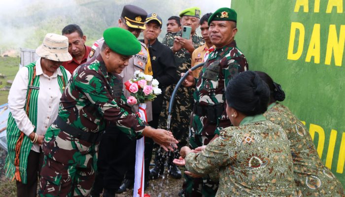 Danrem 161/WS Dampingi Kasdam IX/Udayana Resmikan Pipanisasi TNI-AD Manunggal Air di Bukit Fulan Fehan Belu