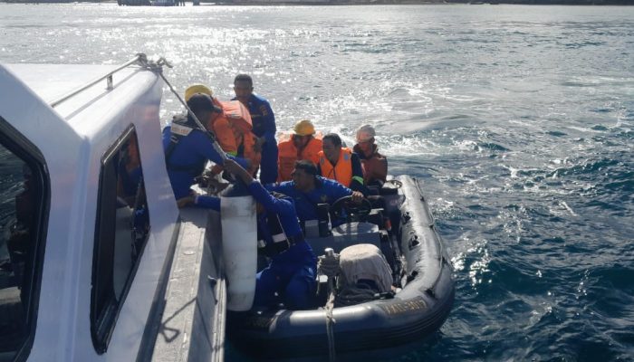 Personel Ditpolairud Polda NTT Berhasil Evakuasi Kapal Kargo MV Kuala Mas di Perairan Desa Bolok