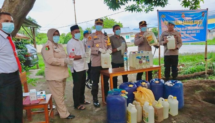 Sat ResNarkoba Polres Lembata Lakukan Pemusnahan Barang Bukti Miras dalam Ops Cipta Kondisi Jelang Nataru