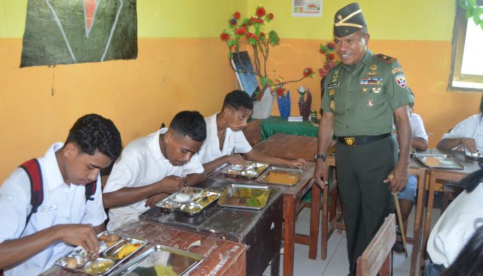 Danrem 161/WS Tinjau Makan Gratis di SMA Negeri 1 Kupang Tengah