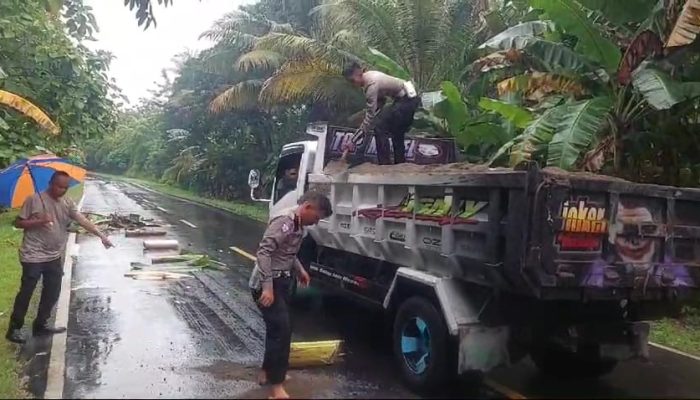 Gerak Cepat, Kasat Sat Lantas Polres Lembata Pimpin Anggota Bersihkan Tumpahan Oli di Onga Lebatukan