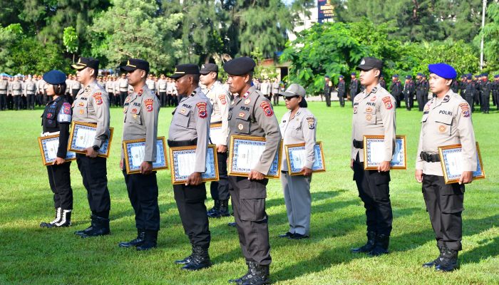 43 Personel Polda NTT Terima Penghargaan atas Dedikasi dan Kinerja Luar Biasa