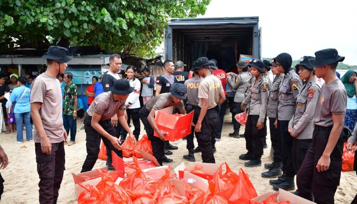 Baja 52 Ditsamapta Polda NTT Gelar Bakti Sosial untuk Korban Banjir Rob di Tablolong