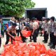 Baja 52 Ditsamapta Polda NTT Gelar Bakti Sosial untuk Korban Banjir Rob di Tablolong