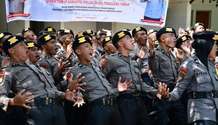 Tradisi Pembaretan Bintara Remaja Angkatan 52 Ditsamapta Polda NTT Resmi Ditutup