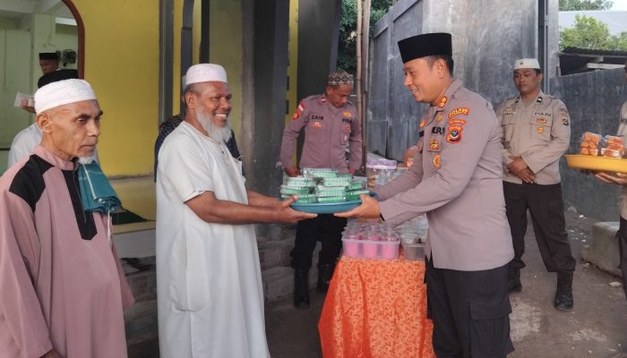 Pererat Silahturahmi, Kapolres Lembata Berbagi Takjil dan Bukber di Masjid Babul Hidayah Lamahora