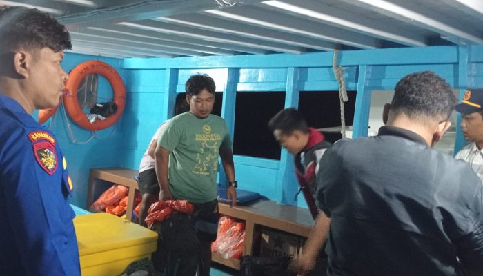 Kapal Kandas, Wisatawan Asing Berhasil Dievakuasi Tim SAR Gabungan di Labuan Bajo