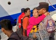 Aksi Humanis di Pelabuhan L. Say: Polisi Gendong Nenek Lansia Naik Kapal, Wujud Pengabdian Sepenuh Hati