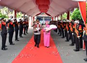 Tradisi Adat dan Kehormatan Iringi Kedatangan Kapolda NTT yang Baru di Mapolda NTT