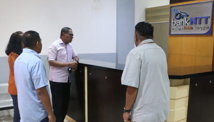 Wagub Tinjau KC Pembantu Mobile Bank NTT Surabaya