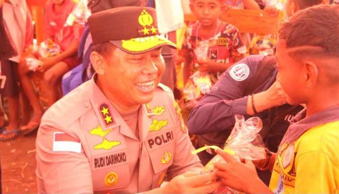 Kapolda NTT Kunjungi Anak-Anak Pengungsi Lewotobi, Beri Bingkisan dan Dukungan Trauma Healing