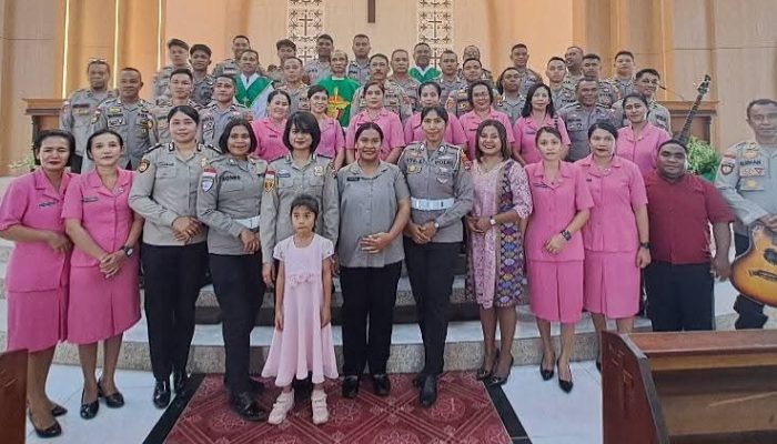 Kren, Kabag SDM Polres Lembata Pimpin Anggota Tanggung Koor di Gereja Santa Maria Baneux Lewoleba, Pastor Paroki Mengapresiasi