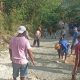Peduli Kampung Halaman, Warga Desa Tunbaun Gotong Royong perbaiki Jalan Propinsi