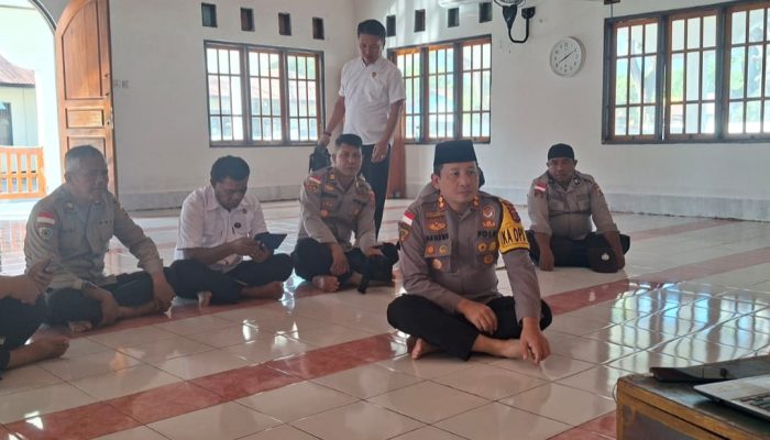 Kapolres Lembata AKBP Nanang Wahyudi Pimpin Anggota Ikut Kegiatan Pembinaan Rohani