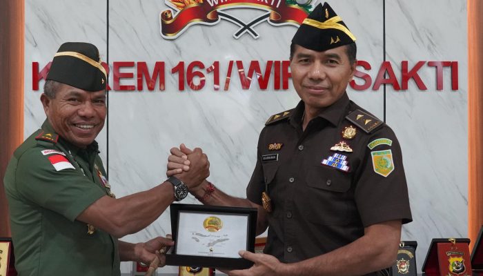 Danrem 161/WS Terima Audiensi Sesjampidmil Kejaksaan Agung RI