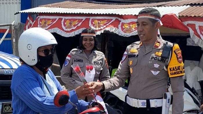 Polantas Menyapa, Kasat Lantas Res Lembata Iptu Januardana Pimpin Anggota Bagi Bendera kepada Pengguna Jalan